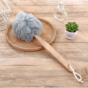 Houten badborstel met lange handgreep van zachte netstof grijs om op te hangen