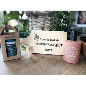 Creaties van Hier - serveerplank - kraamverzorgster - zeeppompje zorgheld - giftset soap - 35 cm - hout - glas