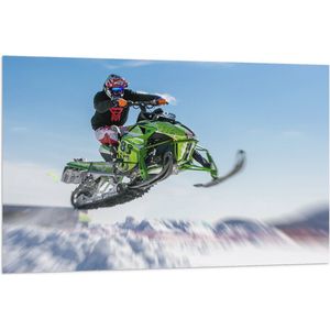 Vlag - Stuntman op Vliegende Sneeuwmobiel in Sneeuwlandschap - 120x80 cm Foto op Polyester Vlag