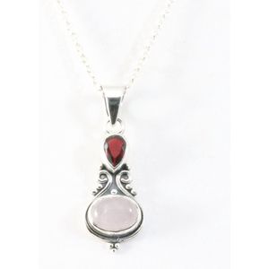 Fijne bewerkte zilveren hanger met rozenkwarts en granaat aan ketting