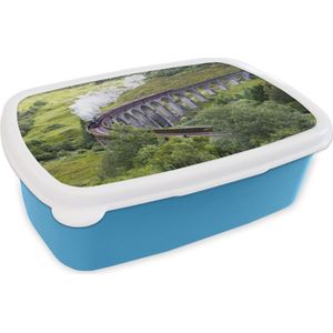 Broodtrommel Blauw - Lunchbox - Brooddoos - Stoomtrein tussen het groene landschap in Schotland - 18x12x6 cm - Kinderen - Jongen