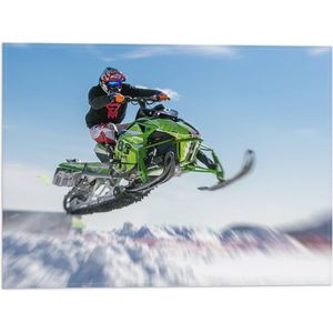 Vlag - Stuntman op Vliegende Sneeuwmobiel in Sneeuwlandschap - 40x30 cm Foto op Polyester Vlag