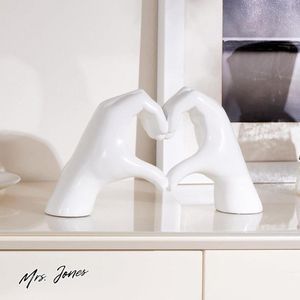 Mrs. Jones Perfectie Hart handsculptuur decoratie - liefde vinger standbeeld abstracte kunst - koppelbeeldje tafeldecoratie hars standbeeld - romantisch beeld voor woondecoratie. .