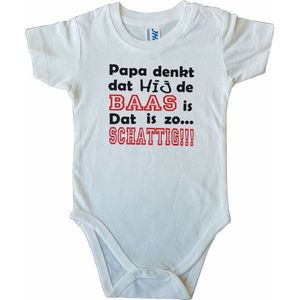Witte romper met ""Papa denkt dat hij de baas is. Dat is zo... Schattig!!!"" - 3 maanden - vader, vaderdag, babyshower, zwanger, cadeautje, kraamcadeau, grappig, geschenk, baby, tekst, bodieke