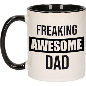 Papa cadeau mok / beker zwart met tekst freaking awesome dad - kado mokken / bekers - Cadeau papa/ vader