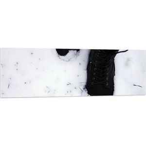 PVC Schuimplaat - Zwarte Laarzen in de Sneeuw - 150x50 cm Foto op PVC Schuimplaat (Met Ophangsysteem)