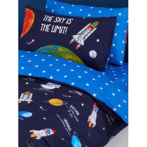 Peuter / junior jongens dekbedovertrek (dekbed hoes) “the sky is the limit” donkerblauw (navy blauw) met ruimtevaart, planeten, sterren, zon, spaceshuttle, raket in de ruimte / heelal / universum (sterrenstelsel) 120 x 150 cm (Sint beddengoed kind)