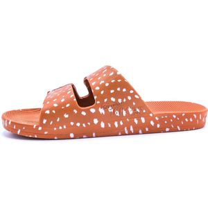 FREEDOM MOSES SLIPPERS X LITTLE LEGENDS COLLAB Jongen/Meisje slippers / flipflops / badslipper - Camel - 24/25 - (0700512961775)