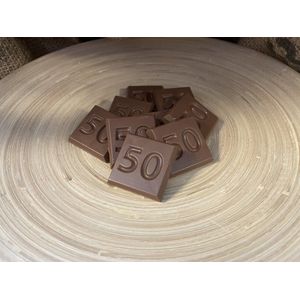 Chocolaatjes met getal 50 voor verjaardag of jubileum | 32 stuks melkchocolade | Chocolade cadeau | Ambachtelijke Belgische Callebaut Chocolade | 50 jaar