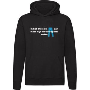 Ik heb thuis de broek aan, maar mijn vrouw bepaald welke Hoodie T-shirt | Relatie | Vrijgezellenfeest | Bruiloft | Trouwen | Valentijnsdag | Verliefd | Vriend | Vriendin | Trui.