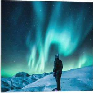 Vlag - Man Kijkend naar het Noorderlicht in Sneeuw Landschap - 50x50 cm Foto op Polyester Vlag