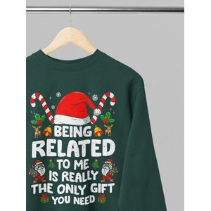 Foute kersttrui - Being related to me is really the only gift - Wurban Wear | 18+ | Grappige sweater | Unisex sweater | Oversized sweater | Kersttrui heren | Foute kerstkleding | Kerst sweater | Kersttrui dames | Foute kersttruiendag 2025 | Groen