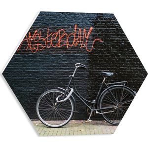 PVC Schuimplaat Hexagon - Fiets geparkeerd tegen Muur met Tekst ''Amsterdam'' - 40x34.8 cm Foto op Hexagon (Met Ophangsysteem)
