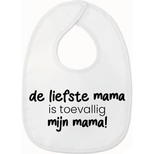 Slabbetje met tekst - De liefste mama is toevallig mijn mama - Wit/zwart | 100% katoen - Incl. hoogwaardige Klittenband sluiting - Kraamcadeau - Babyshower - Slabber