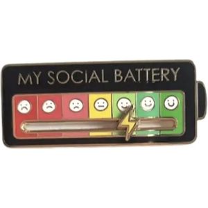 GoedeDoelen.Shop | Broche My Social Battery Black | Statement Broche | Sierpin | Autisme Awareness | Sociaal Hulpmiddel | Sociale Interactie | Sociale Batterij | Niet Storen | Afmeting 6,2 x 2,5 CM | Unisex | Wellness-House
