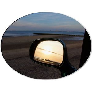 WallClassics - Dibond Ovaal - Autospiegel op het Strand in de Avond - 40x30 cm Foto op Ovaal (Met Ophangsysteem)
