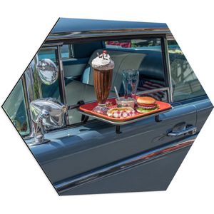 Dibond Hexagon - Dienblad met Snacks bij Lichtblauwe Auto - 70x60.9 cm Foto op Hexagon (Met Ophangsysteem)