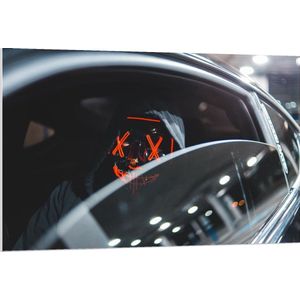 Forex - Masker met Rood in de Auto - 120x80cm Foto op Forex