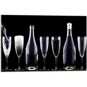 Forex - Champagne Glazen en Flessen op Zwarte Achtergrond  - 60x40cm Foto op Forex