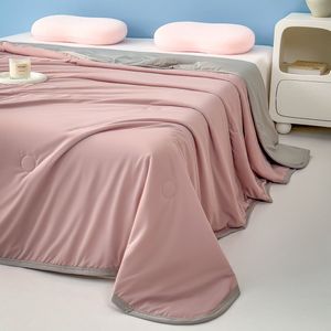 Qelus Dubbelzijdig Koeldeken 100x150cm - Verkoelende Fiber Zomerdeken voor Bed & Bank - Superzacht Ademend Textiel - Verkoelende Deken - Roze