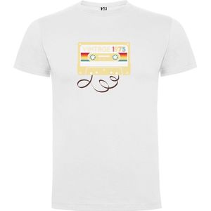 Wit T-Shirt met Kleurrijke print “ Vintage 1975 Classic Casettebandje – Humor – Leeftijd – Retro – Leeftijd “ Print Full Color Maat S