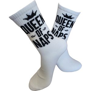 Verjaardags cadeau - Queen of Naps Sokken - Koning - vrolijke sokken - witte sokken - tennis sokken - sport sokken - valentijns cadeau - sokken met tekst - aparte sokken - grappige sokken - Socks waar je Happy van wordt - maat 37-44