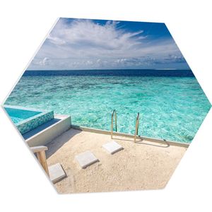PVC Schuimplaat Hexagon - Zwembad boven Tropisch Blauwe Zee in Luxe Vakantieverblijf - 70x60.9 cm Foto op Hexagon (Met Ophangsysteem)