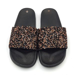 Dames rubberen slippers met siersteentjes - zwart met goudkleurige siersteentjes instap sloffen - ideaal voor thuis of als strand/bad slipper - goede grip - maat 39