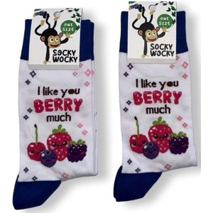 I LIKE YOU BERRY MUCH - SOKKEN - 2 Pack - Grappige Sokken voor Mannen & Vrouwen - One Size met Tekst - Humorvolle Huissokken - Verjaardagscadeau - Geschenk voor Heren, Dames, Vader, Moeder, Vriendin, Zus, Oma - Cadeau