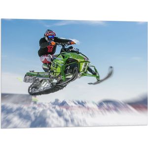 Vlag - Stuntman op Vliegende Sneeuwmobiel in Sneeuwlandschap - 80x60 cm Foto op Polyester Vlag