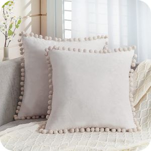 Set van 2 fluwelen kussens met pompons, effen kussenslopen, decoratieve kussenhoezen, hoofdkussen, zitkussen, sierkussen voor bank, slaapkamer, woonkamer, kantoor, auto, 40 x 40 cm, beige-wit