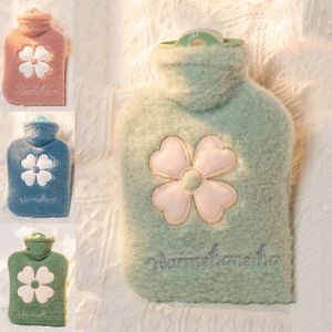 Warmwaterkruik met Hoes - Kruik - 1000 ml - Handwarmer - Warm kompreszak - Kruik voor naast het bed - Verlicht pijn - Ontspant lichaam en geest - Geschikt voor het verwarmen van handen en voeten en het verlichten van spiervermoeidheid - Lichtgroen