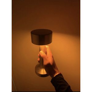 Retrodista Tafellamp van Lightdista - Een Glanzend Lichtpuntje in je Huis - Draadloos Oplaadbaar en Dimbaar - Moderne Touch voor je Slaapkamer - 21 cm - Gouden Pracht
