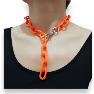 Voeg Een Vurige Flair Toe met de Extreme Chain Choker/Ketting in Oranje