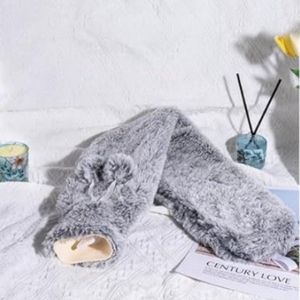 Extra Lang Kruik - Fluffy Hoofdkussen Kruik - Lekdicht en Geurloos - Verwarmend Nek- en Schouderkussen - Pluizige Kruik met Hoes - Voor Mensen met Pijn en Kou - Verwarmingskussen - Lang Grijs - 78 cm - 1 Stuk