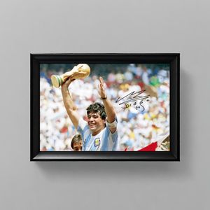 Diego Maradona Ingelijste Handtekening – 15 x 10cm In Klassiek Zwart Frame – Gedrukte handtekening – Argentijns Elftal - FC Barcelona - Voetbal - Football Legend