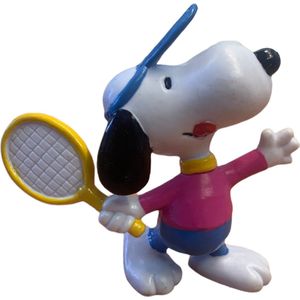 Peanuts - figuurtje Snoopy speelt tennis met blauwe cap  - 6 cm hoog