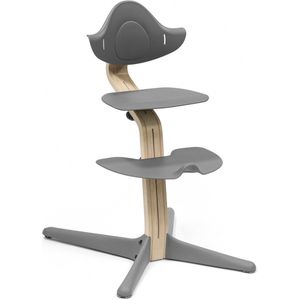 Stokke Nomi stoel, grijs - Inspireert actief zitten - Zonder gereedschap, naadloze verstelbaarheid - Inclusief stabiele voetsteun en anti-kantelwielen - Kan tot 150 kg dragen