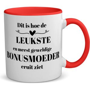 Akyol - dit is hoe de leukste en meest geweldige bonusmoeder eruit ziet koffiemok - theemok - rood - Mama - meest leukste bonusmoeder - moeder cadeautjes - moederdag - verjaardag - geschenk - kado - moeder artikelen - 350 ML inhoud
