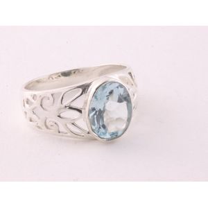 Opengewerkte zilveren ring met blauwe topaas - maat 21