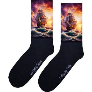 Schip - Opkikker - Grappige sokken - Valentijns cadeau - Verjaardag cadeau - Sint cadeau - Leuke sokken - Zee - Storm - Vrolijke sokken - Cadeautje - Grappig cadeau - Kerst Sokken - Vaderdag - Moederdag - Kerstcadeau - Socks maken Happy - Maat 37-44
