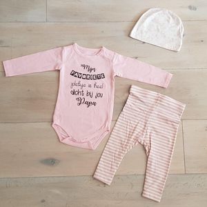 Baby geboorte cadeau kledingset meisje | maat 62-68 | roze mutsje beertje roze broekje streep en roze romper lange mouw met tekst zwart mijn favoriete plekje is heel dicht bij jou papa pakje | Kraamkado eerste kerst first christmas kerstpakje