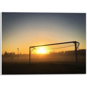 PVC Schuimplaat- Ondergaande Zon door net van Voetbaldoel - 40x30 cm Foto op PVC Schuimplaat