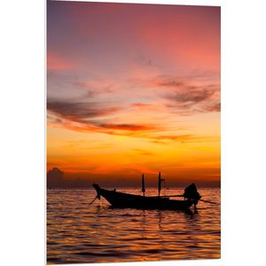 PVC Schuimplaat- Silhouet van Vissersboot Dobberend op het Water bij Zonsondergang - 70x105 cm Foto op PVC Schuimplaat