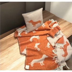 Teckel - plaid inclusief kussen - 100% wollen deken (130x175cm) - beige - roest - koraaloranje - teckelprint - teckels - deken - kussen (40x40cm) - wol - 2 kleurig - GRATIS TECKEL DEURWIG MEEGELEVERD - teckel plaid - teckel deken