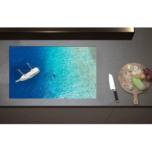 Inductieplaat Beschermer - Bovenaanzicht van Toeristen bij Grote Boot op Open Zee - 85x52 cm - 2 mm Dik - Inductie Beschermer - Bescherming Inductiekookplaat - Kookplaat Beschermer van Wit Vinyl