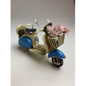 Retro scooter met bloemen in mand blauw