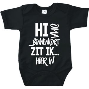 Baby romper met tekst zwangerschap aankondiging | Hi Oma binnenkort zit ik hierin| Zwart |korte mouw | maat 56 cadeautje zwangerschap aankondiging bekendmaking | Cadeautje 100% katoen.
