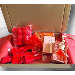 Giftbox Of Love - met Autoparfum Hart - 1000 Rozenblaadjes - Love ballon 108 cm - 5 hart Ballonnen - Hart sleutelhanger voor 2 personen - Verjaardagscadeau - Vaderdag cadeau - Moederdag cadeau - cadeau dames - cadeau heren - cadeau voor vrouw