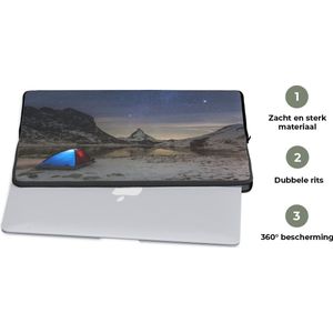 Laptophoes 14 inch - Alpen - Sterrenhemel - Tent - Laptop sleeve - Binnenmaat 34x23,5 cm - Zwarte achterkant